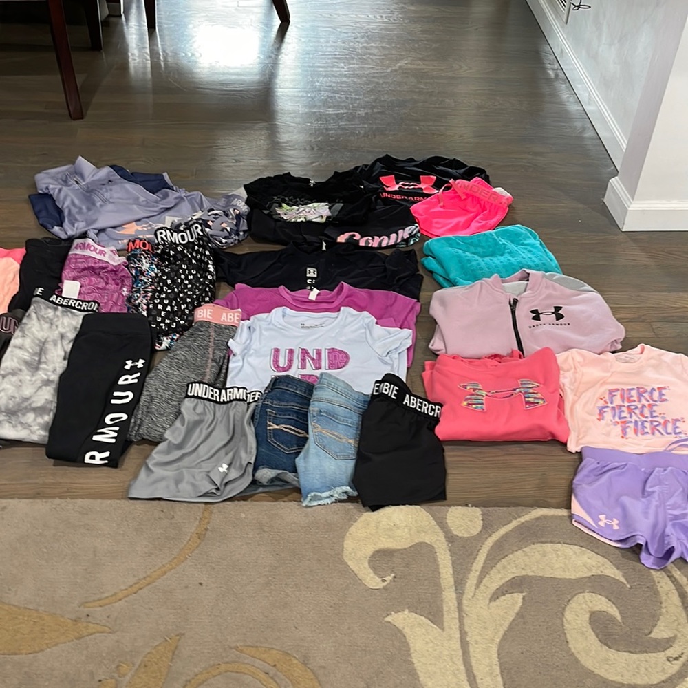 Girl YM under armour lot size 9/10 27 items